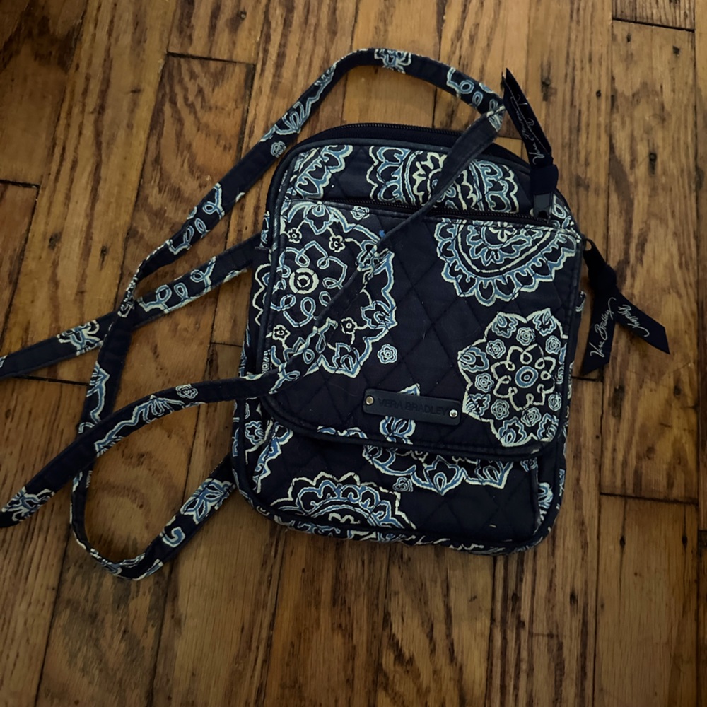 Vera Bradley Blue bandana crossbody
Look at pictures little warn,used condition.